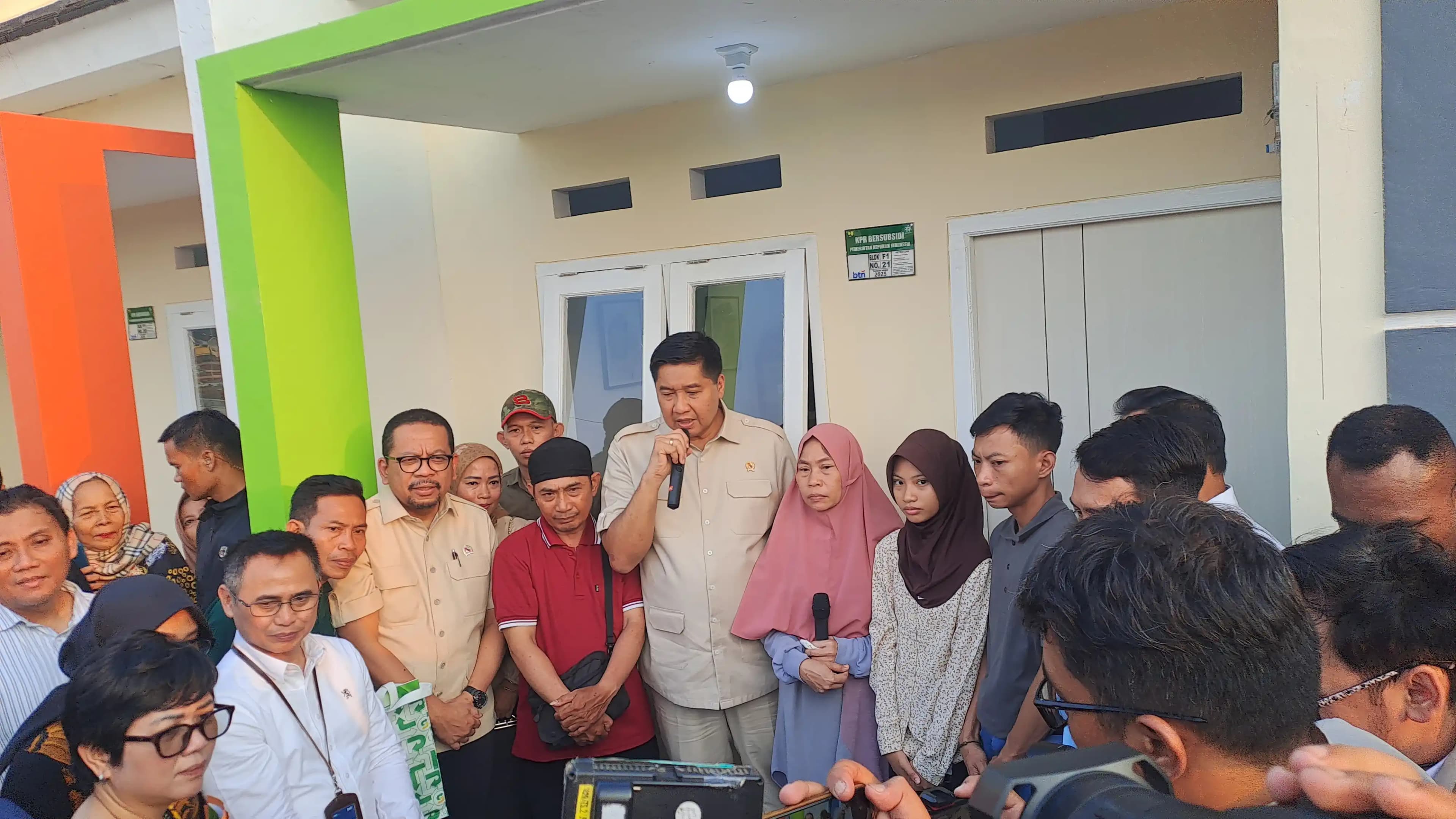 Menteri PKP Maruarar Sirait dan Mendagri Tito Karnavian saat serahkan rumah untuk Keluarga Almarhum Affan. (Foto. Rizal)