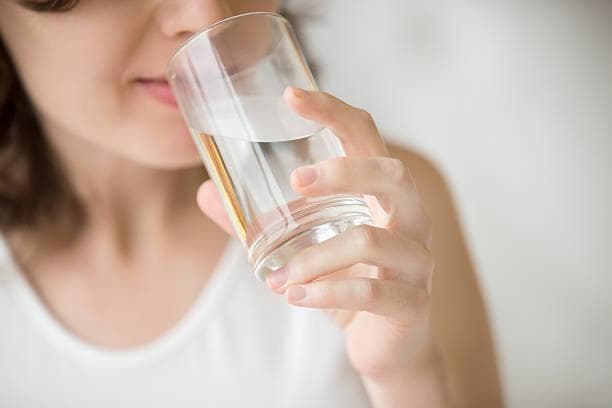 6 Tanda Anda Kurang Minum Air Putih Menurut Dokter