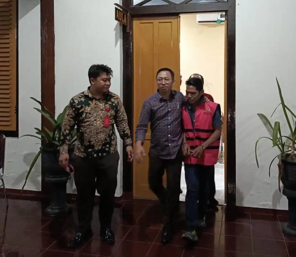 MM saat keluar dari ruang pemeriksaan Kejaksaan Negeri Kabupaten Blitar