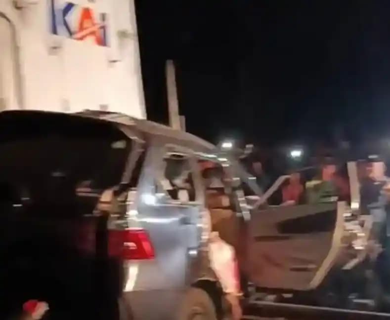 Mobil Avanza Ditabrak Kereta Api di Tebing Tinggi