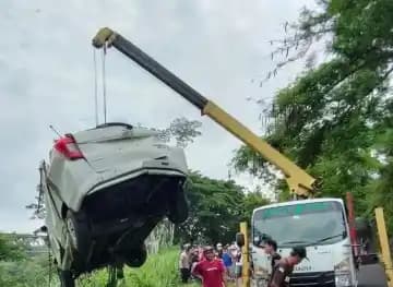 Mobil Sigra Terjun ke jurang