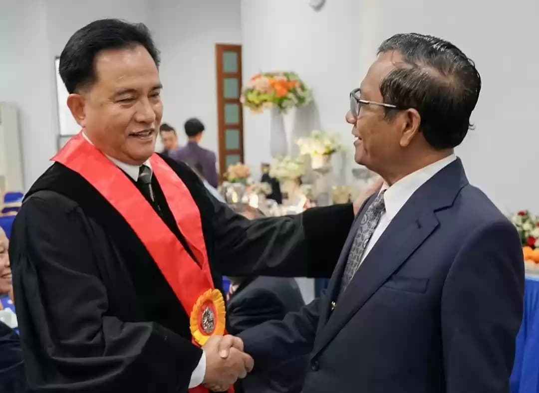 Momen Yusril Ihza Mahendra mengunggah foto dirinya berbincang dengan Cawapres nomor urut 3, Mahfud MD (Foto: Instagram)