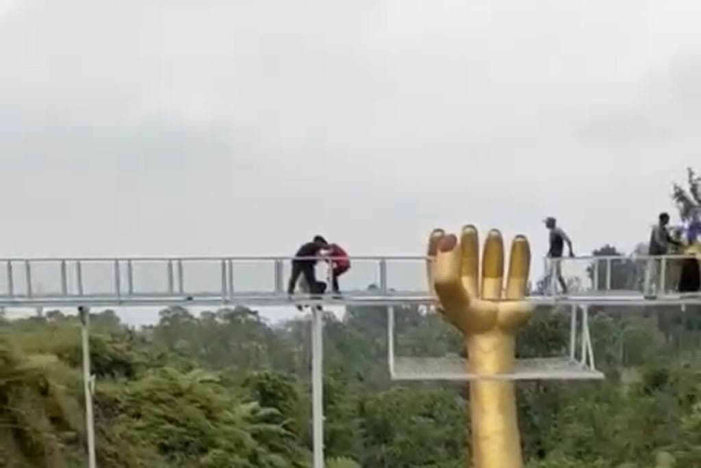 Jembatan Kaca di Banyumas Pecah, 1 Wisatawan Tewas