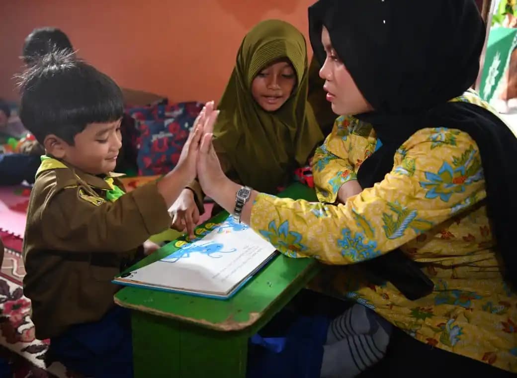 Murid dan guru TK (Dok. MI)