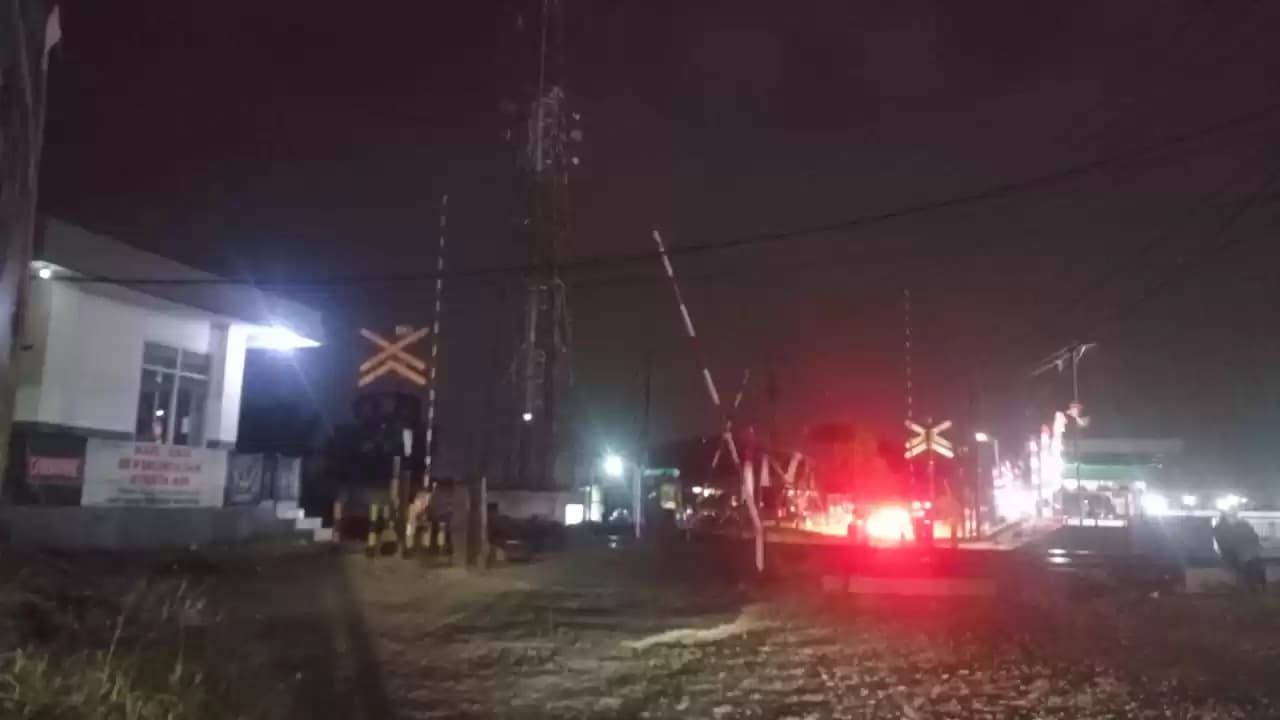Palang Pintu Perlintasan Kereta Bandung minim penerangan