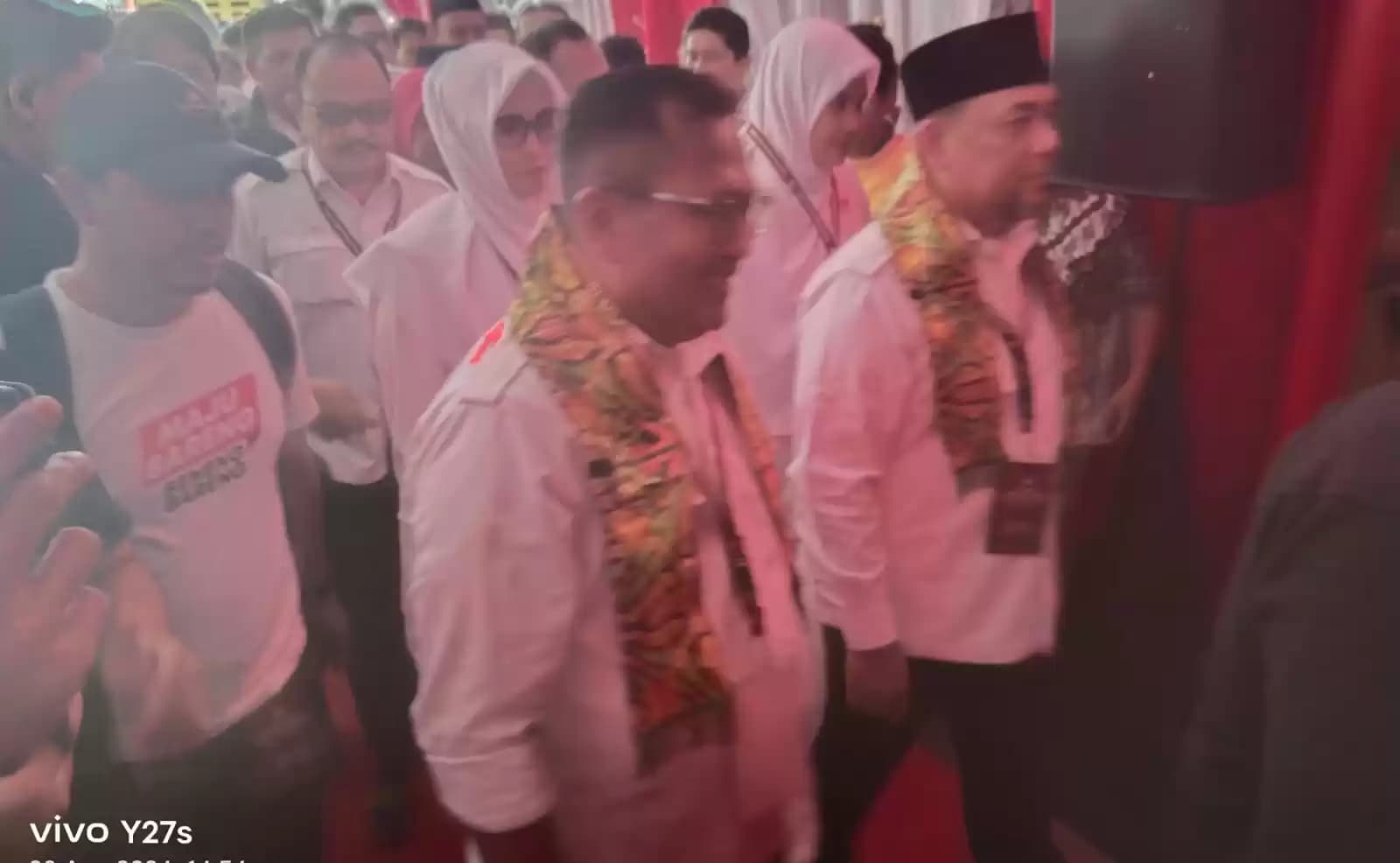 Paling depan pakai selendang tenun Asli Bekasi, Pasangan Bacalon Wali Kota Bekasi, Heri Koswara dan Sholihin