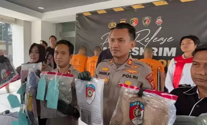 Para pelaku teror sadis dihadirkan saat pengungkapan kasus kriminal di Mapolres Bogo