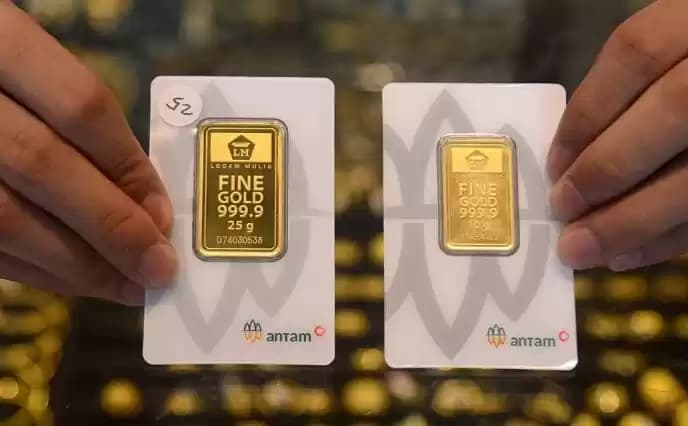 Pedagang memperlihatkan emas produksi PT Aneka Tambang Tbk