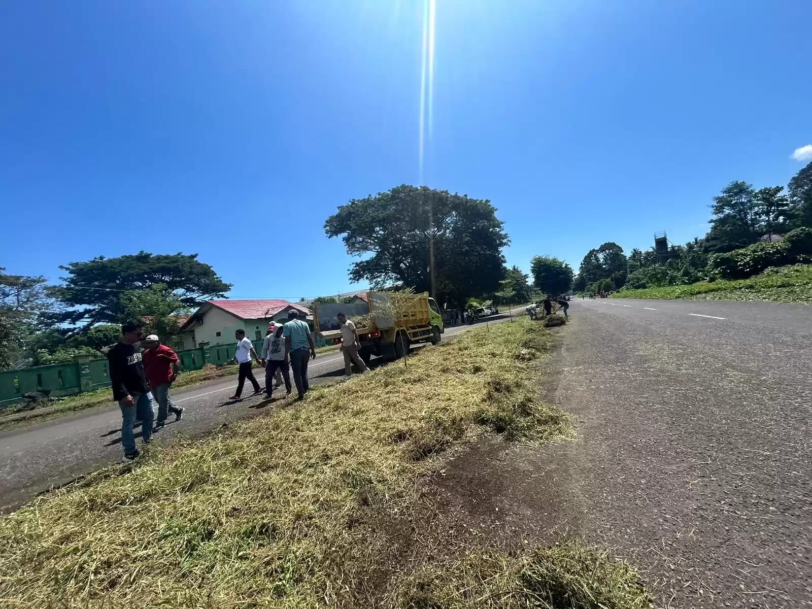 Pegawai Pemprov Malut bersihkan bahu jalan Km 40 (Foto: MI/RD)