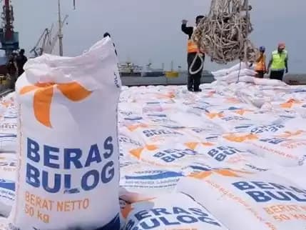 Pekerja melakukan aktivitas bongkar muat beras impor di Pelabuhan