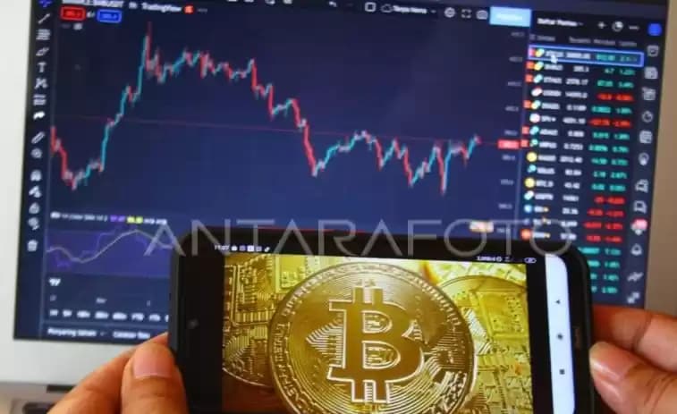 Pelaku bisnis kripto memantau grafik perkembangan nilai aset kripto Bitcoin
