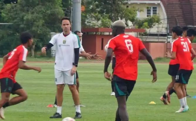 Pelatih Persebaya Paul Munster (tengah) memberi instruksi kepada para pemainnya saat berlatih
