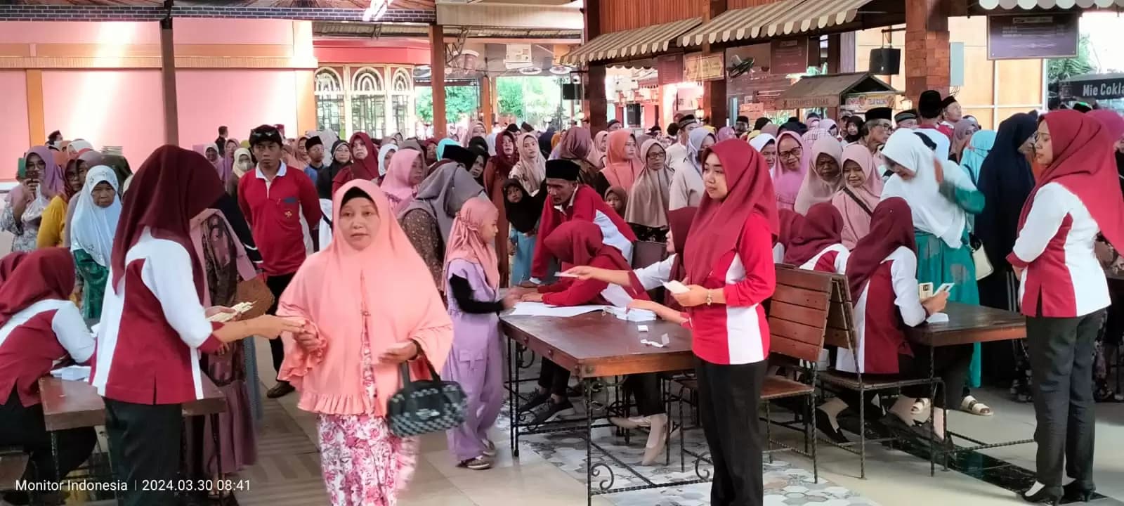 Pembagian THR kepada jamaah pengajian