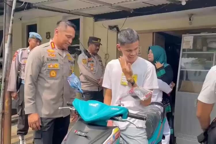 Pemberian motor dari Kapolres Metro Jakarta Barat kepada Satrio