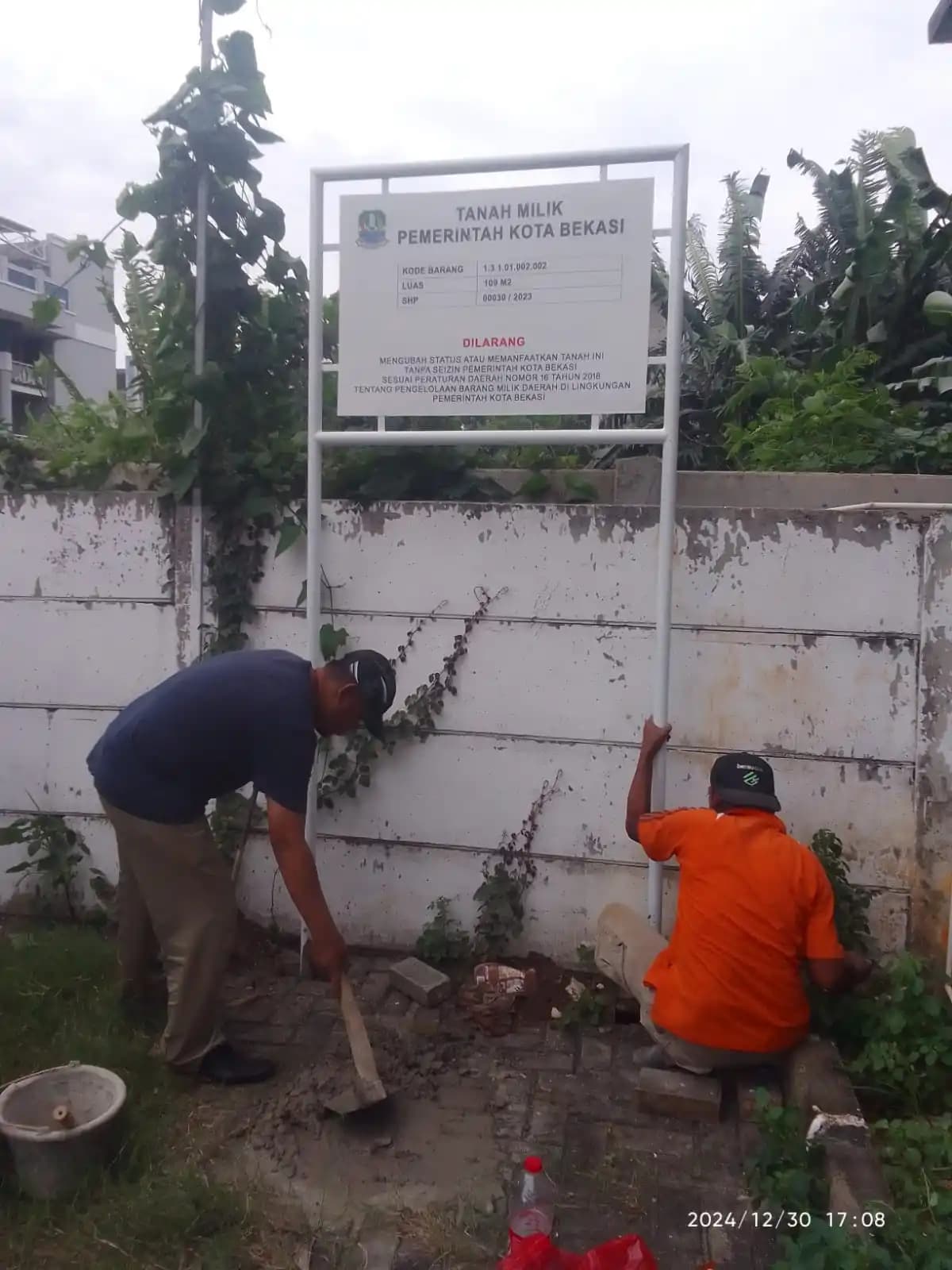 Pemkot Bekasi Sedang Memasang Plang Nama Kepemilikan Tanah Asset Daerahnya