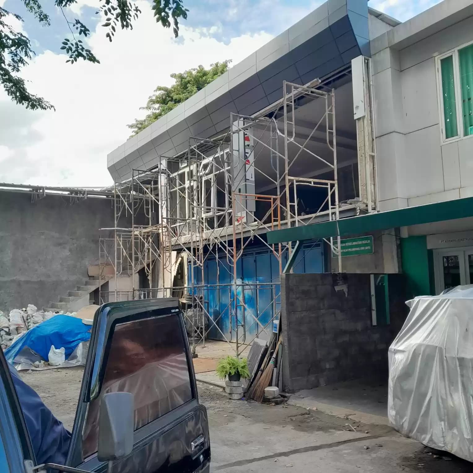 Pemkot Jaktim Diduga Bekingi Bangunan Liar di Kawasan Hijau Pulomas