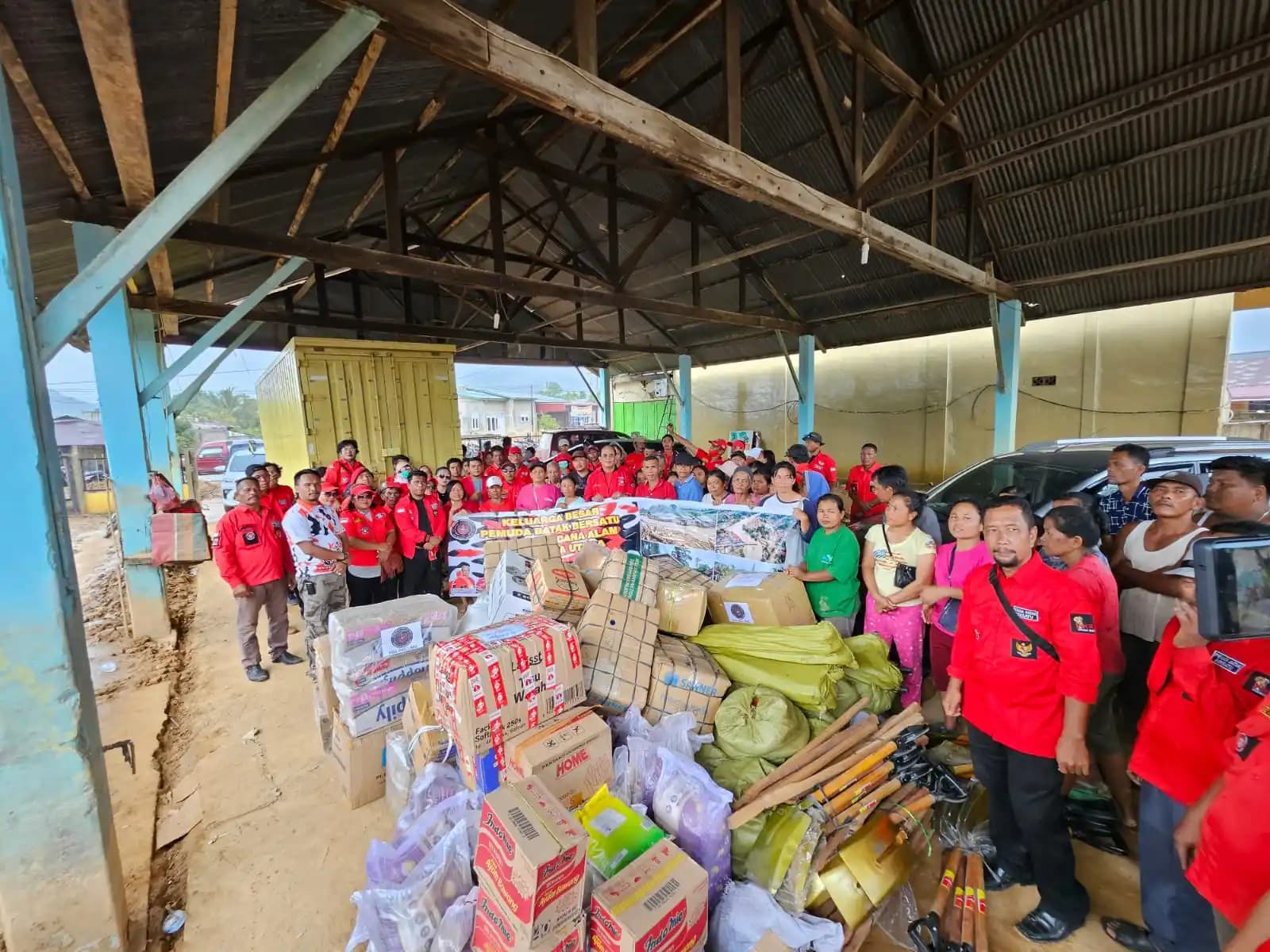 Pemuda Batak Bersatu Salurkan Bantuan bagi Warga Terdampak Banjir di Sibolga