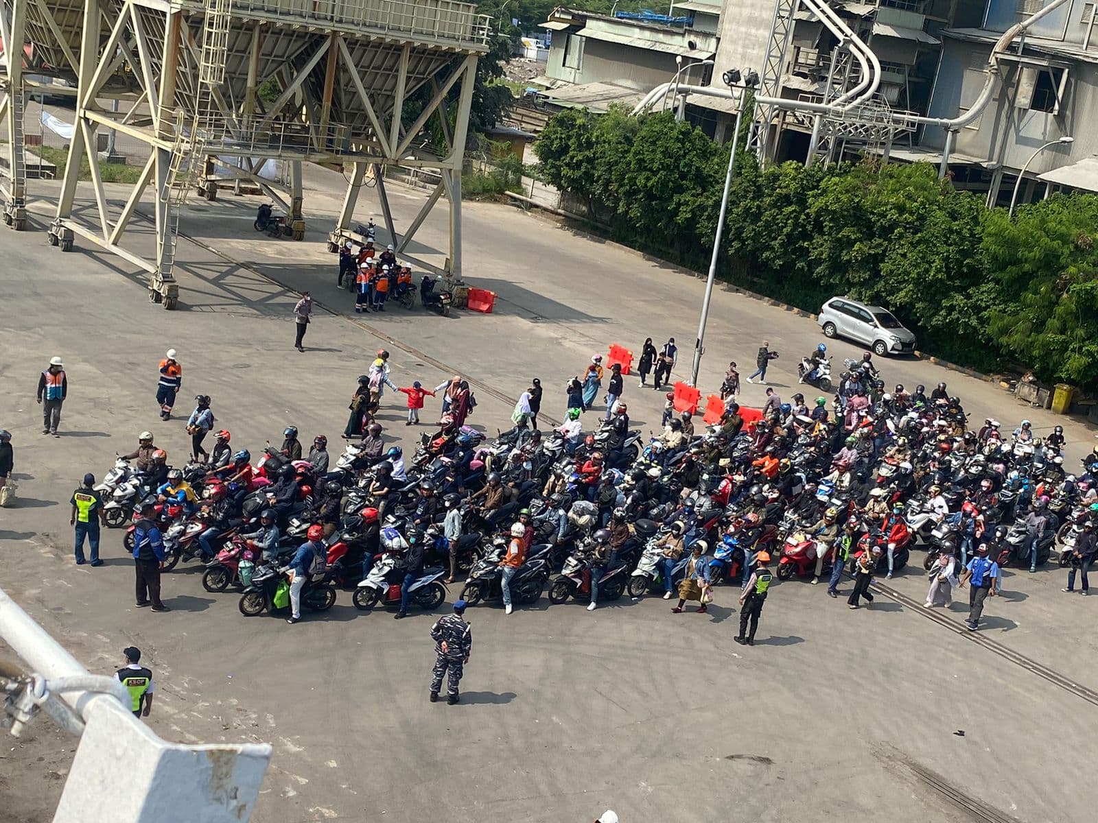 Pemudik Motor Antre Panjang di Pelabuhan Ciwandan