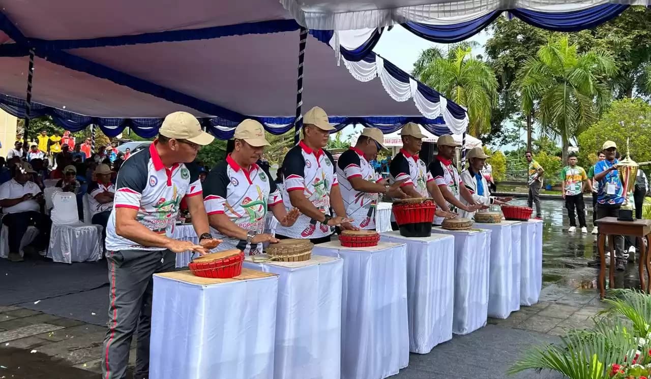 Pemukulan tifa oleh Penjabat Gubernur Maluku Utara, Samsuddin Abdul Kadir dan sejumlah petinggi di daerah ini, sebagai tanda pembukaan Popda Malut ke XI, di Sofifi, Senin (22/7/2024) (Foto: MI/RD)