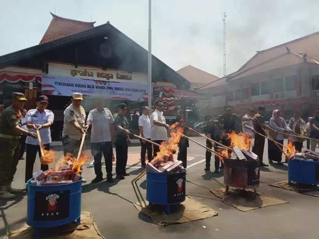 Pemusnahan barang kena cukai ilegal di depan Pendopo Graha Majatama, Pemkab Mojokerto