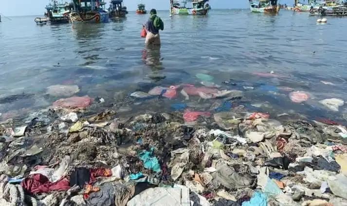 Penampakan Sampah di Laut