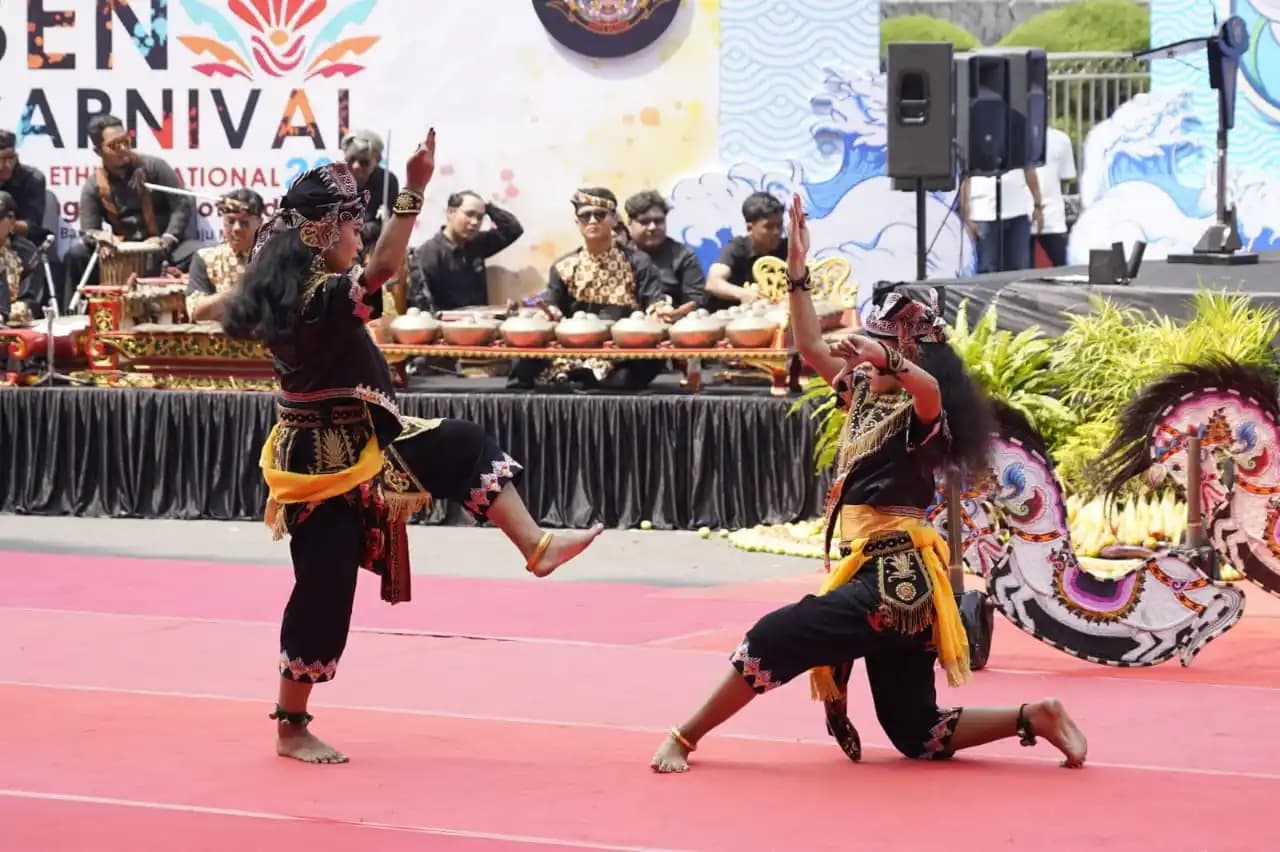 Penampilan tari Jaranan Eklek di acara BEN Carnival 2025
