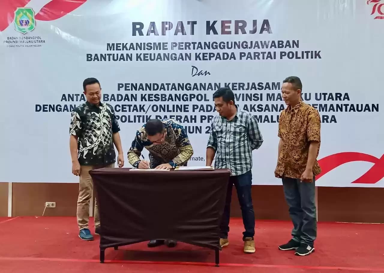 Penandatanganan Kerjasama antara Kesbangpol Malut dan Media Cetak dan Oline (Foto: Biro Adpim)