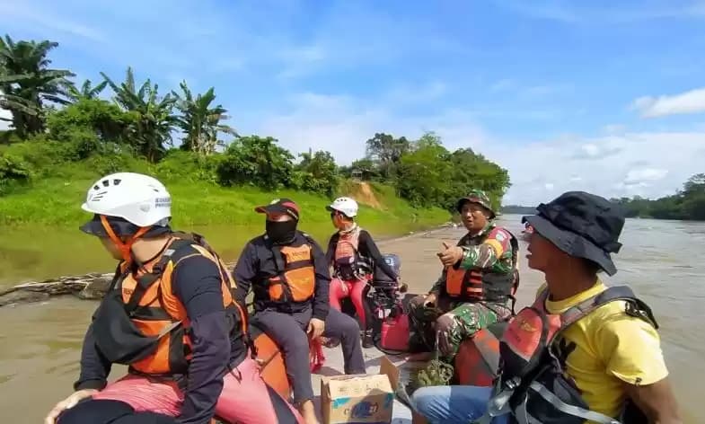 Pencarian korban hilang di Sungai Melawi oleh SAR