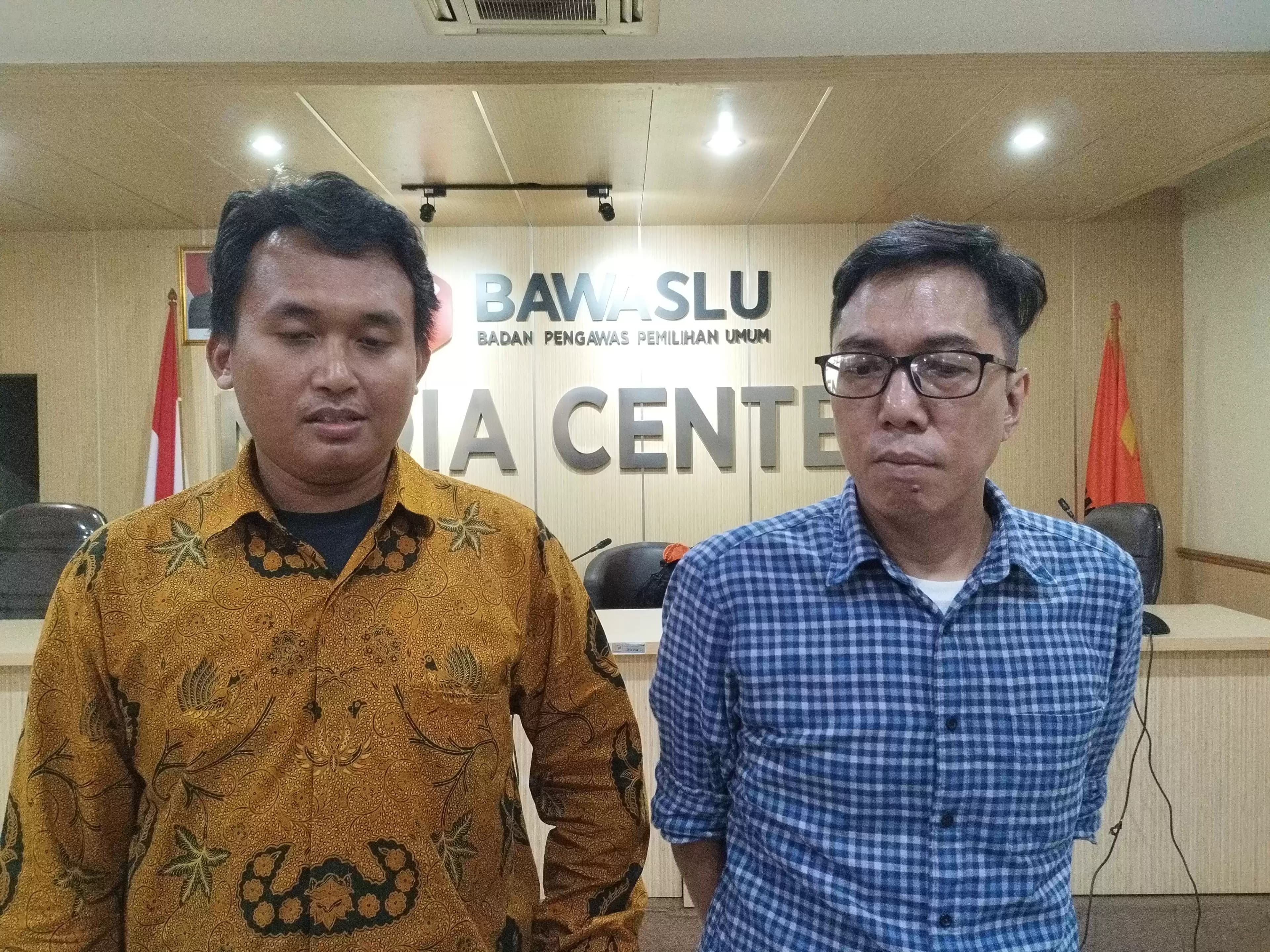 Pengacara Themis Indonesia, Ibnu Syamsu (kiri) bersama John Muhammad (kanan) saat melaporkan KPU ke Bawaslu RI (Foto: MI/Dhanis)