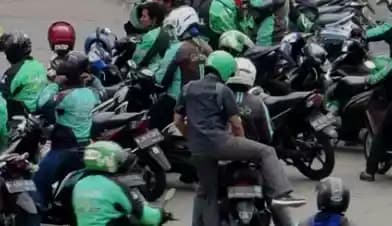 Pengemudi Ojek Online (Ojol)