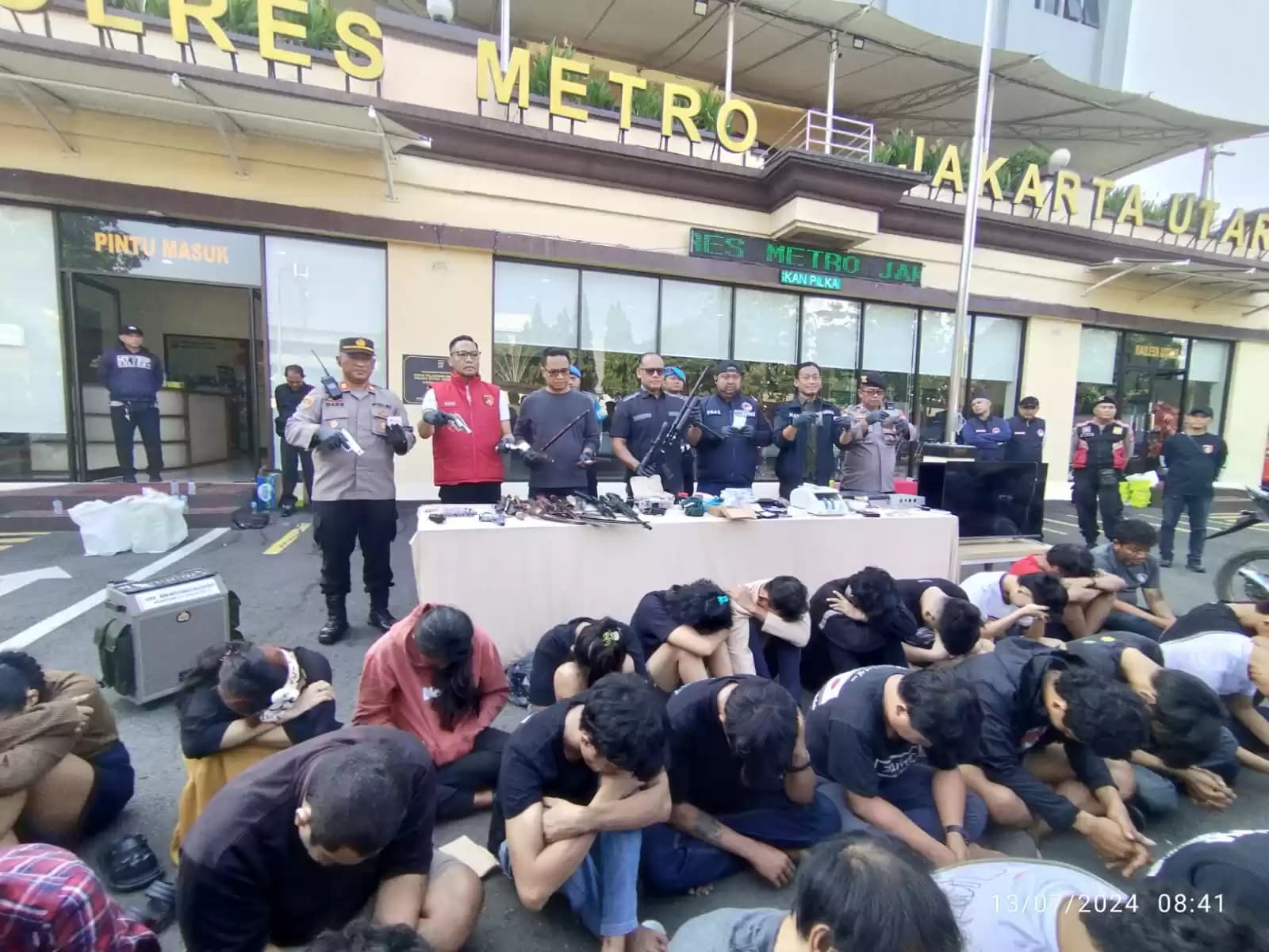Penggrebekan Kampung Muara Bahari Tanjung Priok
