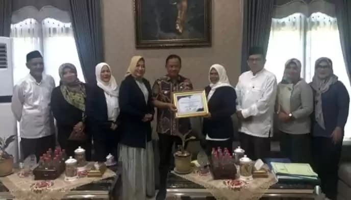 Pengurus APJI Foto Bersama dengan Pj Wali Kota Bekasi