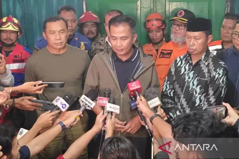Penjabat Gubernur Jawa Barat Bey Machmudin meninjau lokasi kebakaran di Gudang Amunisi Daerah Kodam Jaya, Desa Ciangsana, Kecamatan Gunung Putri, Kabupaten Bogor, Sabtu malam
