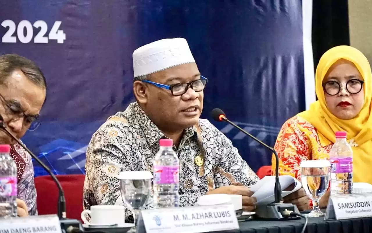 Penjabat Gubernur Maluku Utara, Samsuddin Abdul Kadir saat memberikan sambutan pada Rakorda Kajian Hilirisasi Investasi Strategi Sektor Mineral dan Batubara Tahun 2024 di Bela Sahid Hotel, Ternate, Kamis (25/7/2024) (Foto: Biro Adpim)
