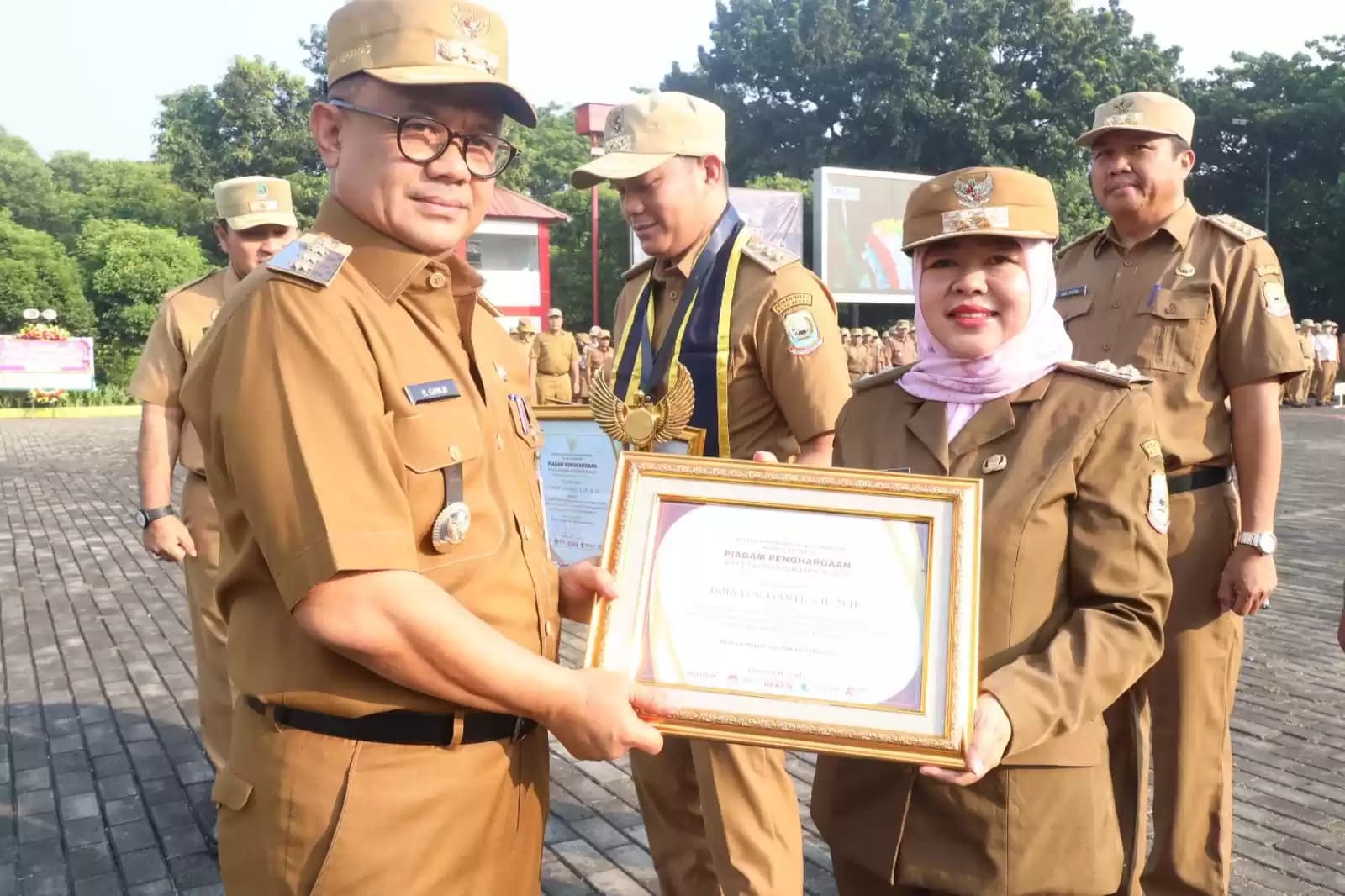 Penyerahan Anugerah Paralegal Justice Award 2024 Menteri Hukum dan Ham RI Kepada Lurah Jati Rangga, Ahmad Apandi dan Lurah Perwira, Isma Yulianti