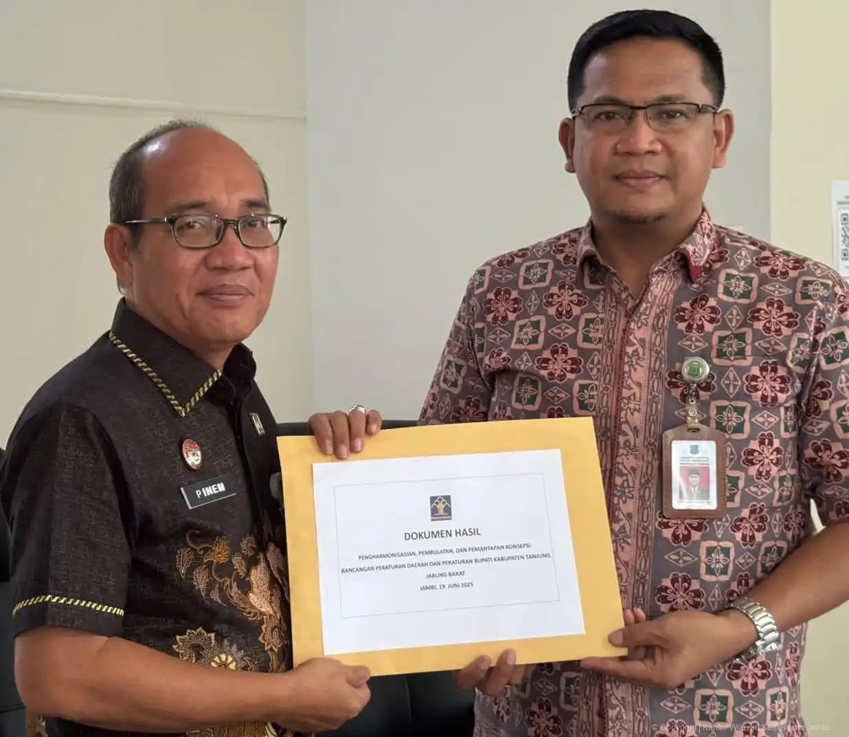 Penyerahan Surat Hasil Pengharmonisasian oleh Kanwil Kemenkum Jambi kepada Sekretaris Daerah Tanjung Jabung Barat