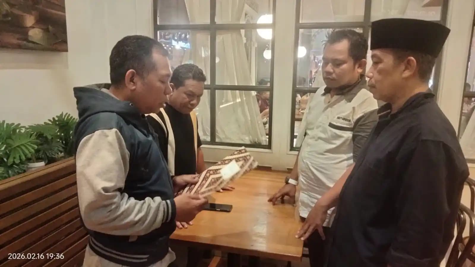 Penyerahan Surat Keputusan (SK) Kepada Ketua Korwil Jabar. (Dok MI)