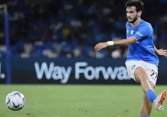 Penyerang Napoli Khvicha Kvaratskhelia menendang bola