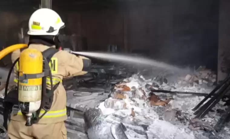 Personel Gulkarmat Kota Administrasi Jaksel memadamkan kebakaran kafe kopi di Jagakarsa