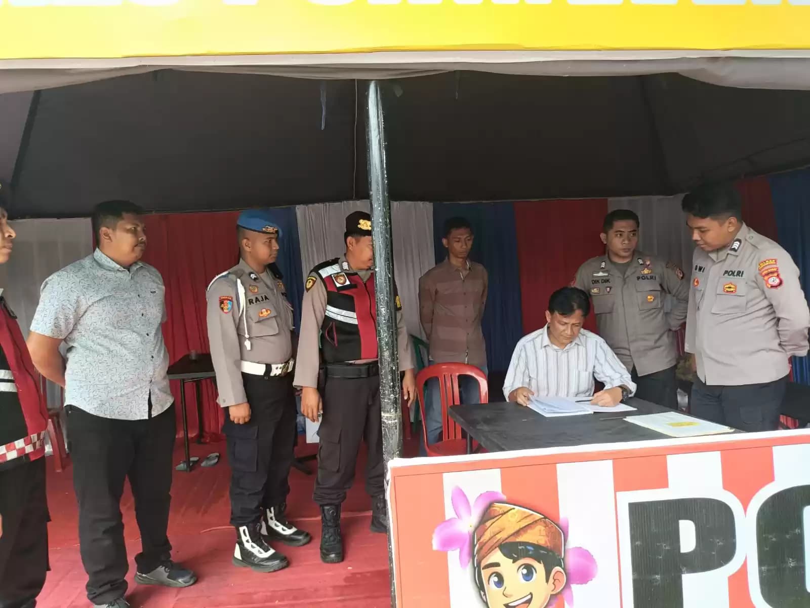 Personel Polres Purwakarta lakukan patroli Dialogis dikantor Komisi Pemilihan Umum (KPU) dan Badan Pengawas Pemilu (Bawaslu) Kabupaten Purwakarta