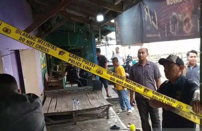Personel Satreskrim Polres Sukabumi saat melakukan pra-rekonstruks