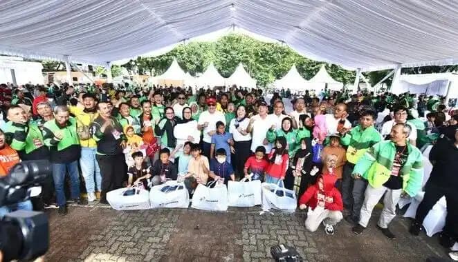 Pertamina Salurkan 1.000 Seragam dan Peralatan Sekolah untuk Anak Pengemudi Ojek