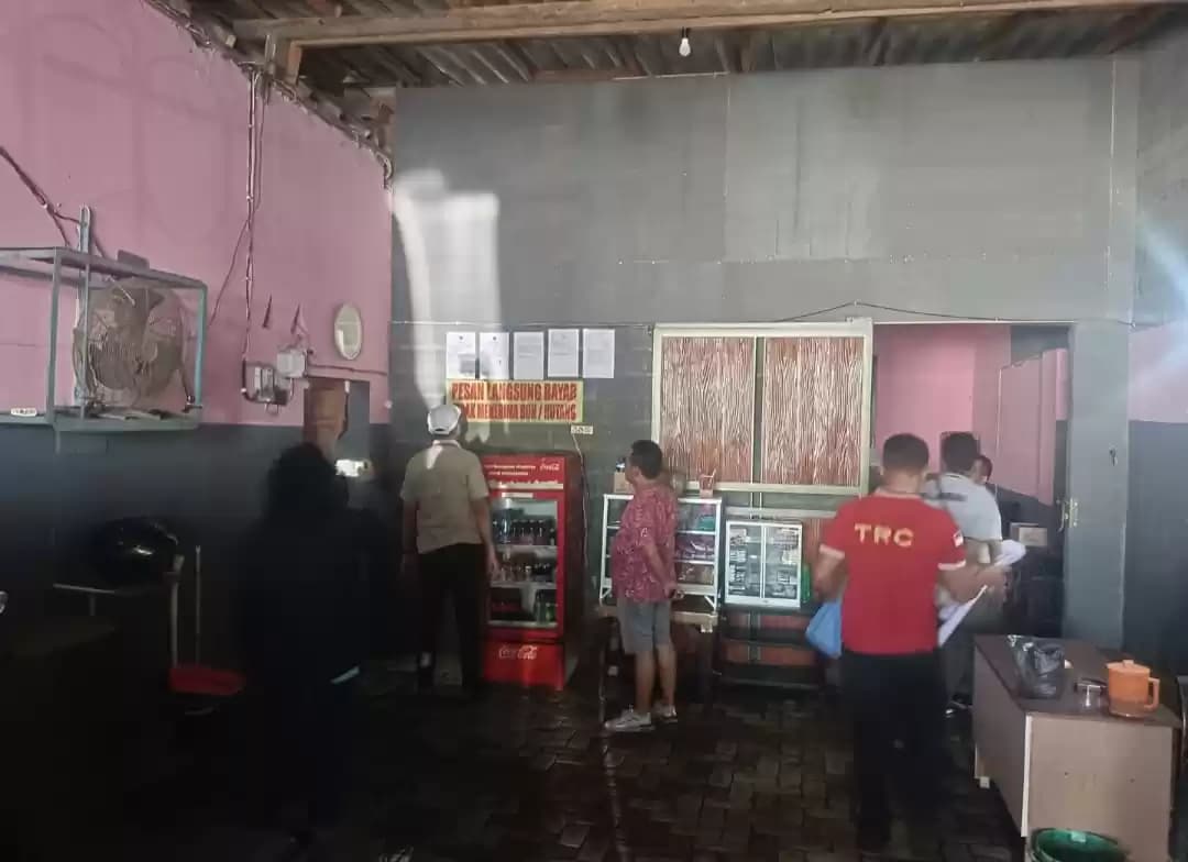 Perugas Satpol PP Kabupaten Probolinggo memasang banner penutupan tempat karaoke