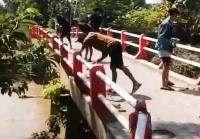 perusakan Jembatan demak