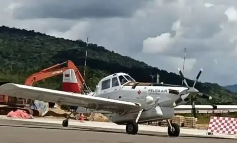 Pesawat pengangkut Bahan Bakar Minyak (BBM) di perbukitan Krayan, Kabupaten Nunukan, Kalimantan Utara