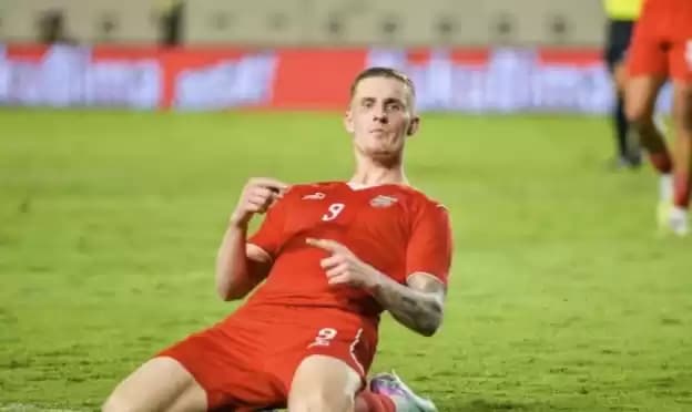 Pesepak bola Borneo FC Leo Gaucho melakukan seleberasi usai mencetak gol