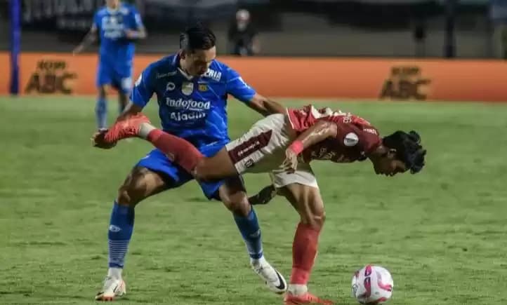 Pesepak bola Persib Bandung Ezra Walian