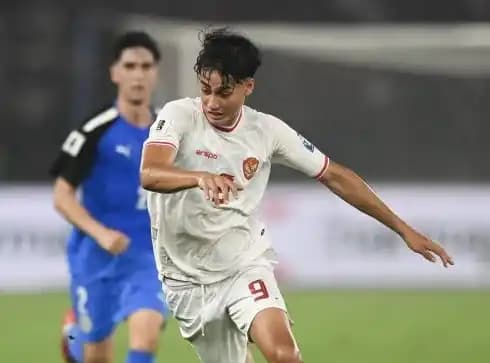 Pesepak bola Timnas Indonesia Rafael William Struick (kanan) melewati hadangan pesepak bola Timnas Filipina Adrian Ugelvik