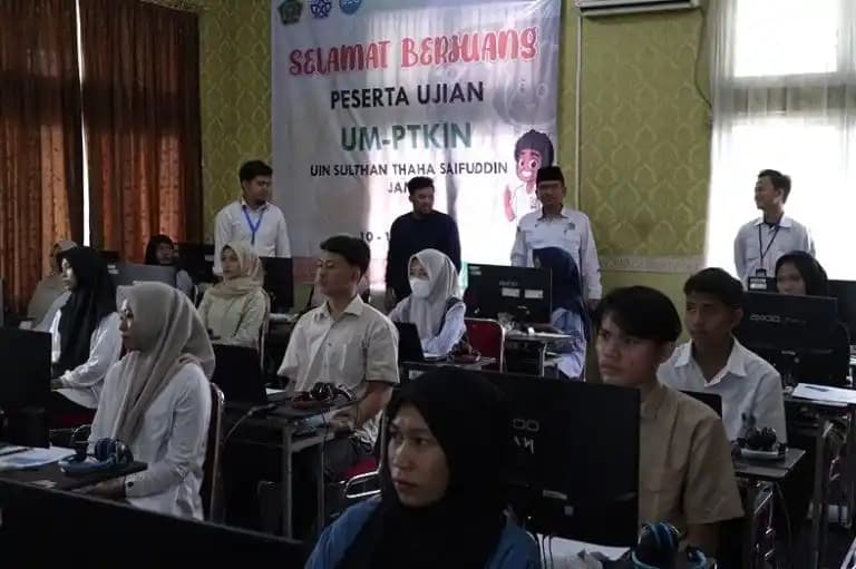 Peserta UM-PTKIN 2025 di laboratorium UIN STS Jambi