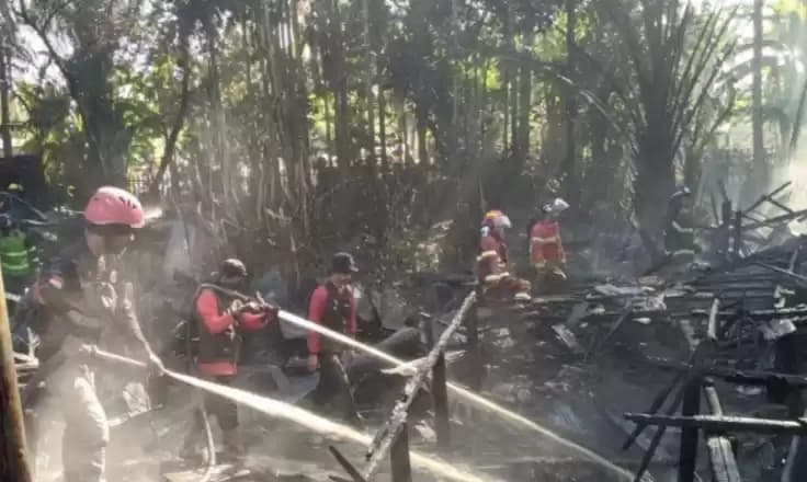 Petugas BPBD Kota Palangka Raya padamkan api